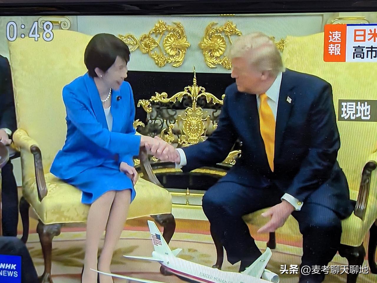 日本绿党成员衫原在社交媒体上批评高市早苗，她认为高市与特朗普握手，“这是莫大的耻