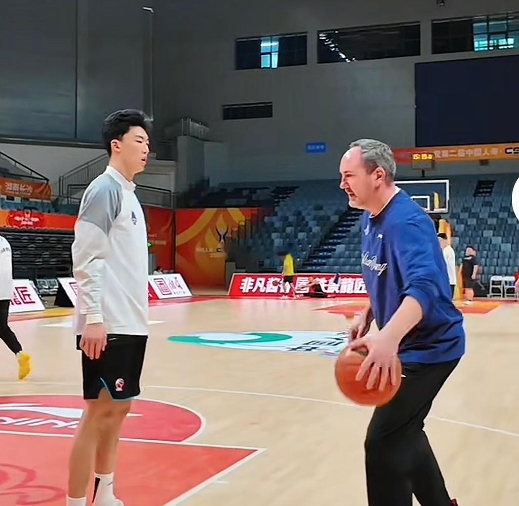 今天上午，山东高速男篮来到长沙贺龙体育中心体育馆适应场地训练。闪电体育记者在现场