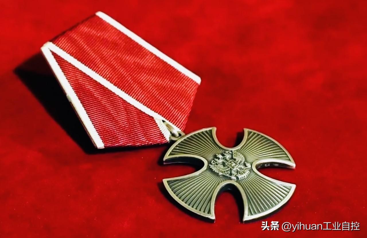 今年已70岁的格拉西莫夫大将，N次在俄乌战局处于胶着状态时不顾个人安危、深入到特
