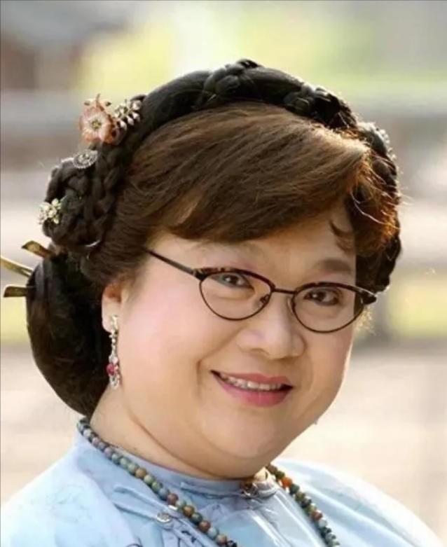 2008年，沈殿霞在奄奄一息之际突然清醒过来，女儿郑欣宜紧张地问她还有什么事情要