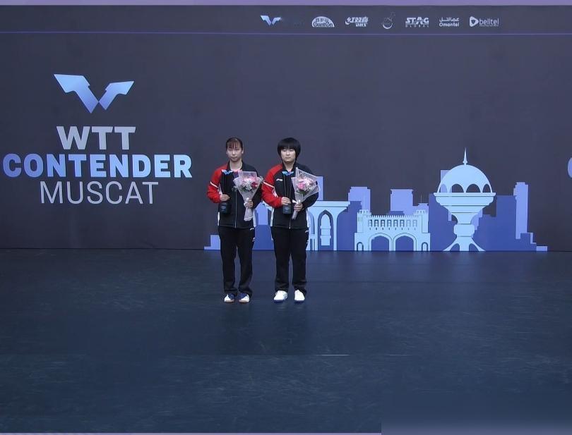 马斯喀特这一夜，国乒已扫下三金。

林诗栋与黄友政在男双决赛按住了杜达，覃予萱和