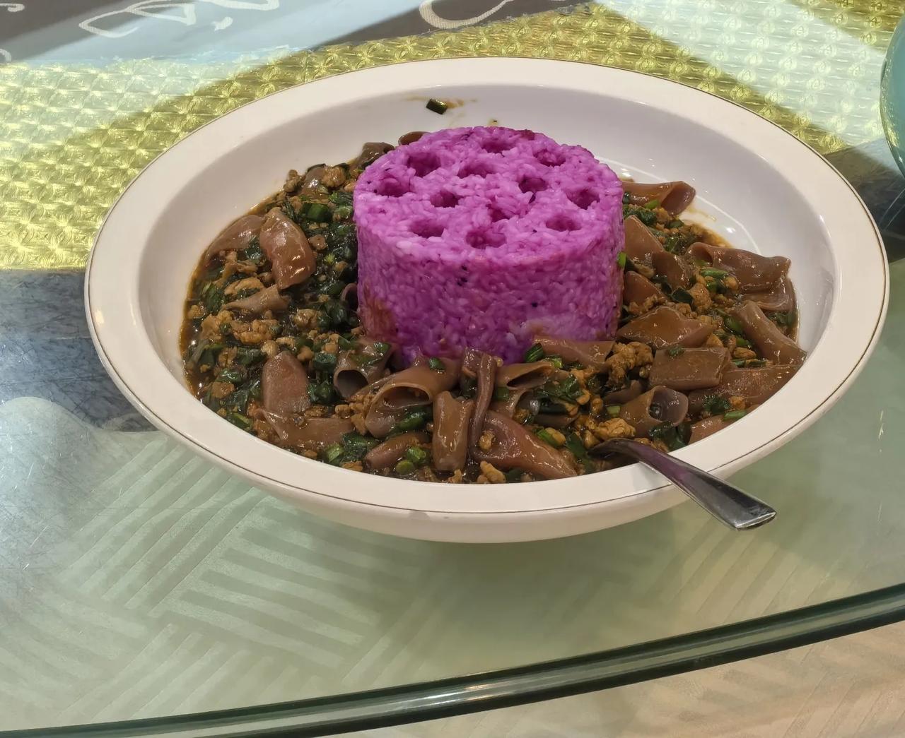 “粉色蜂窝煤式”海肠捞饭，的确是设计的很漂亮，口味也是非常好，来烟台怎么可能不吃