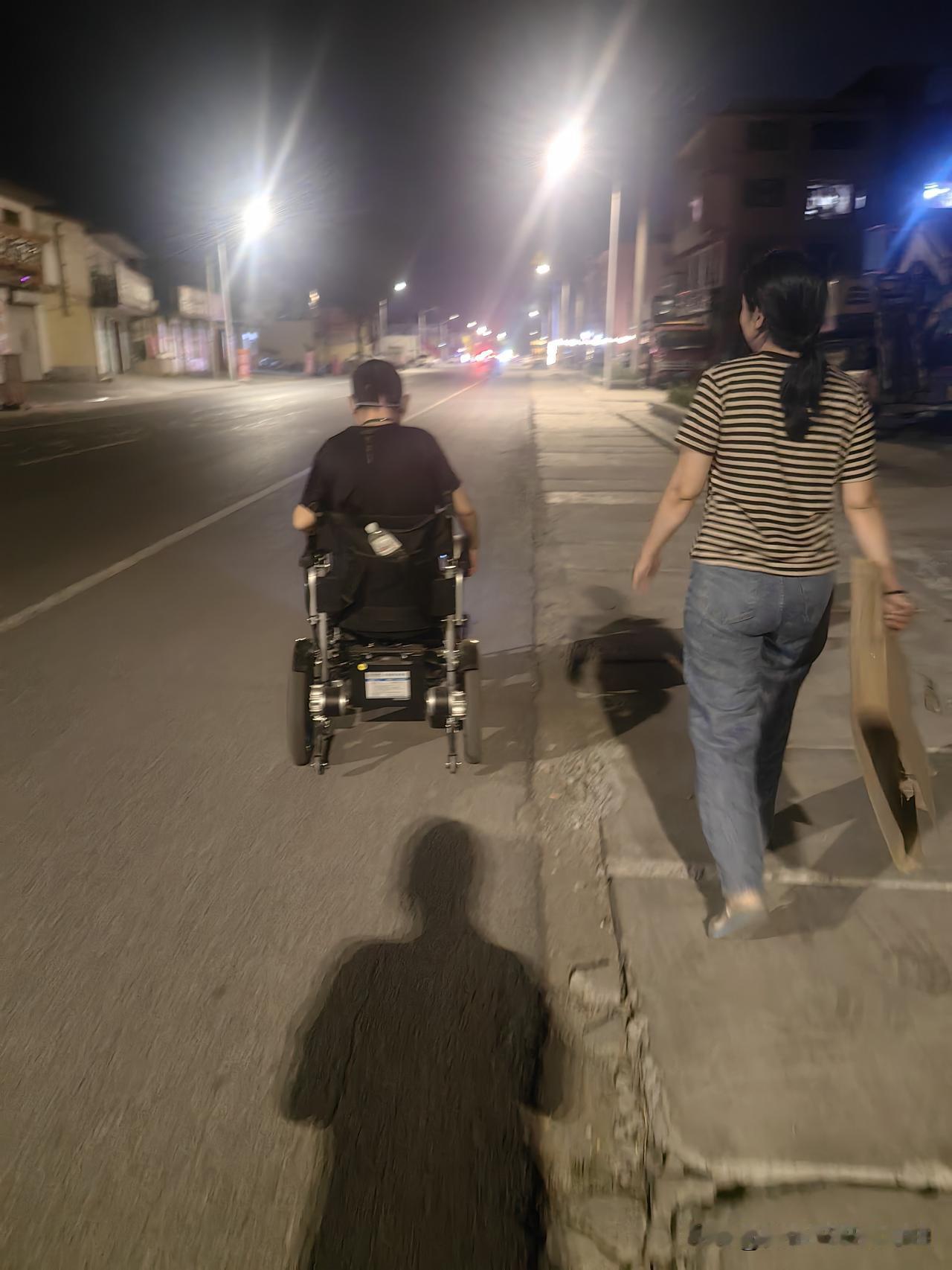瘫痪十一年的老公吃过晚饭就自己坐着轮椅出去了，到晚上十点也没回家，我跟闺女说我去