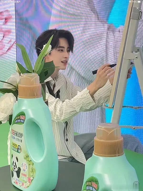 敖瑞鹏今天立白线下活动状态如何？这一身非常清爽啊 ​​​