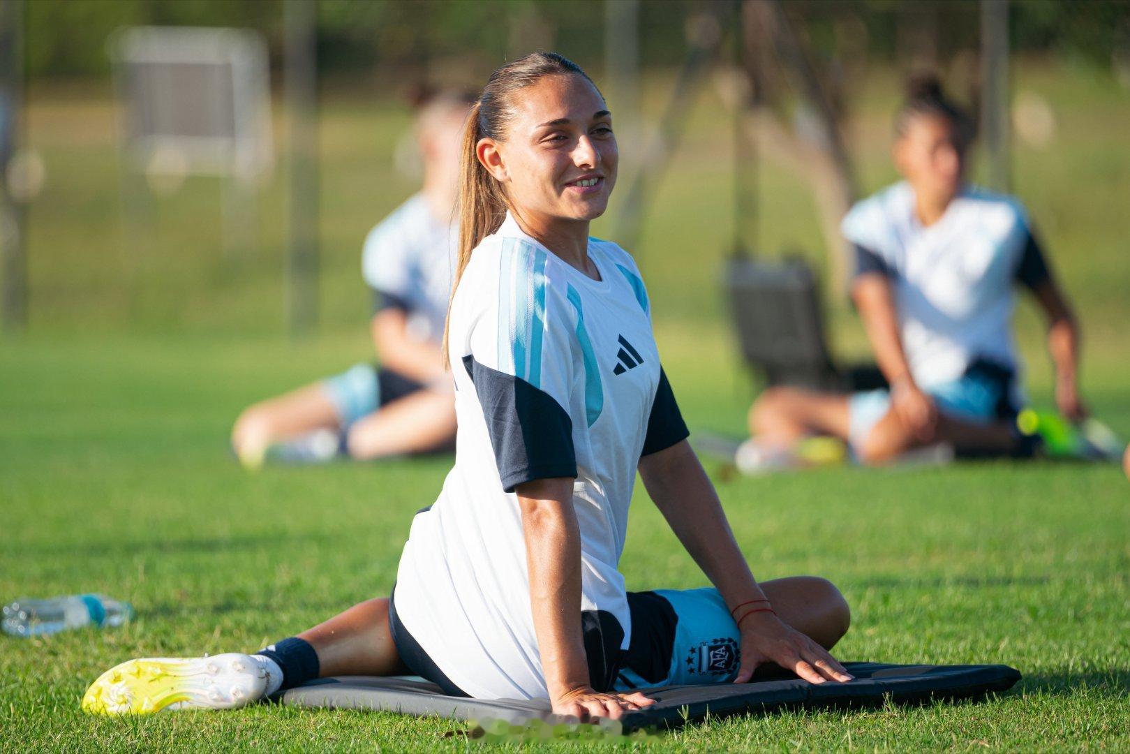 阿根廷女足在巴拉圭的首次训练课🙎⚽️ 本周六，阿根廷U20女子国家队将在南美锦