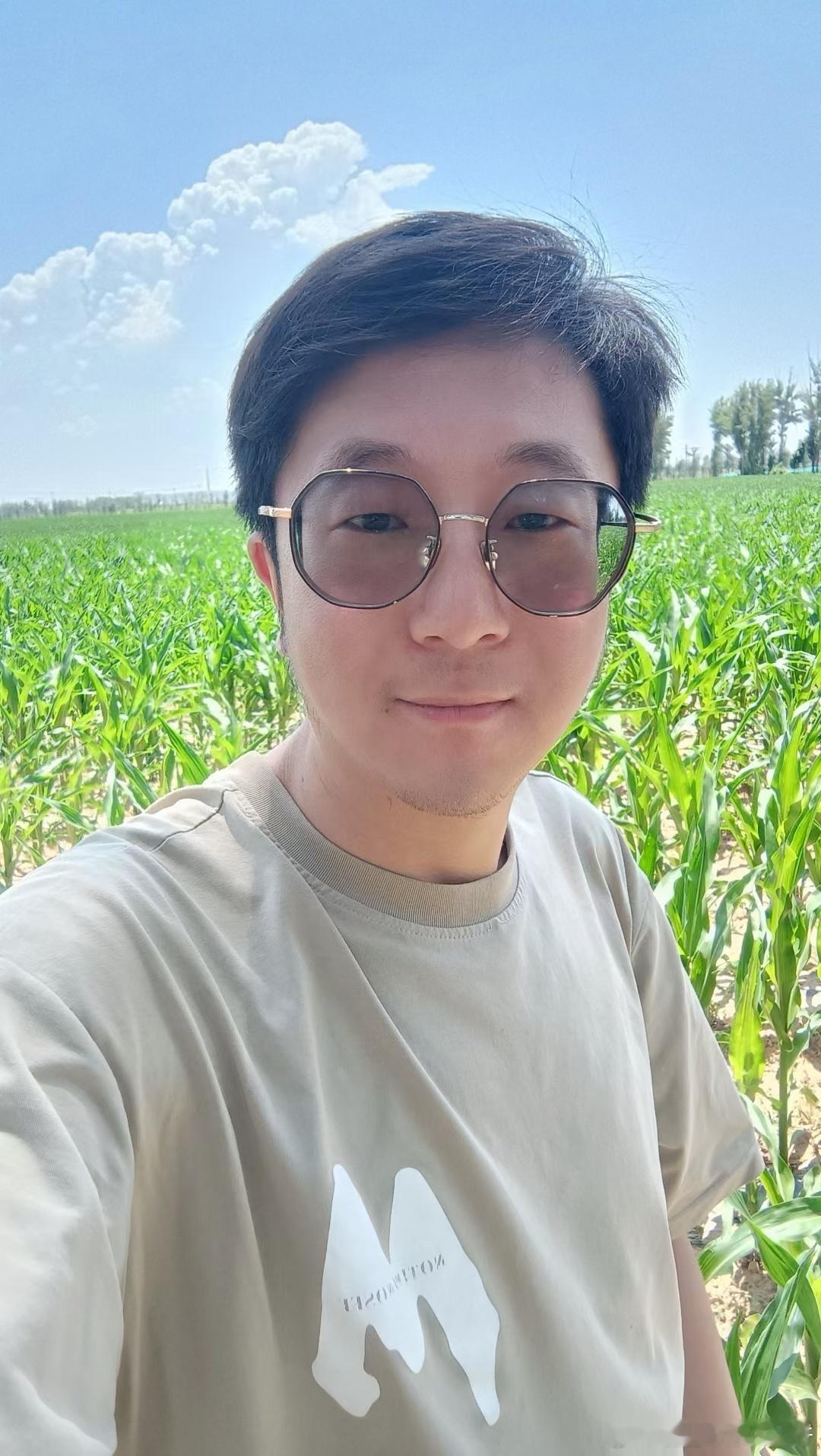就爱这片黄土地，这绿油油的玉米🌽，这熟悉的乡间小路#晓龙眼里的内蒙古##网络志