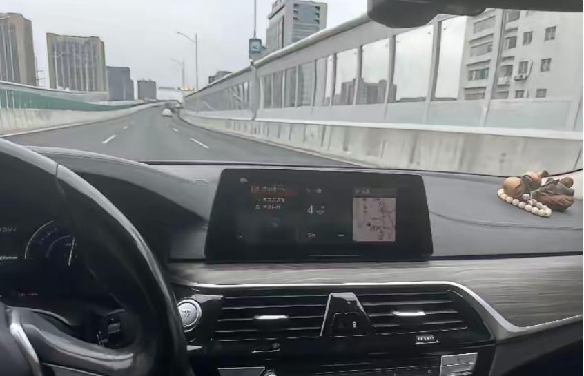 坐副驾被问礼仪，我才懂网上的说法有多误人
 
今天和公司其他部门一男性领导出外勤