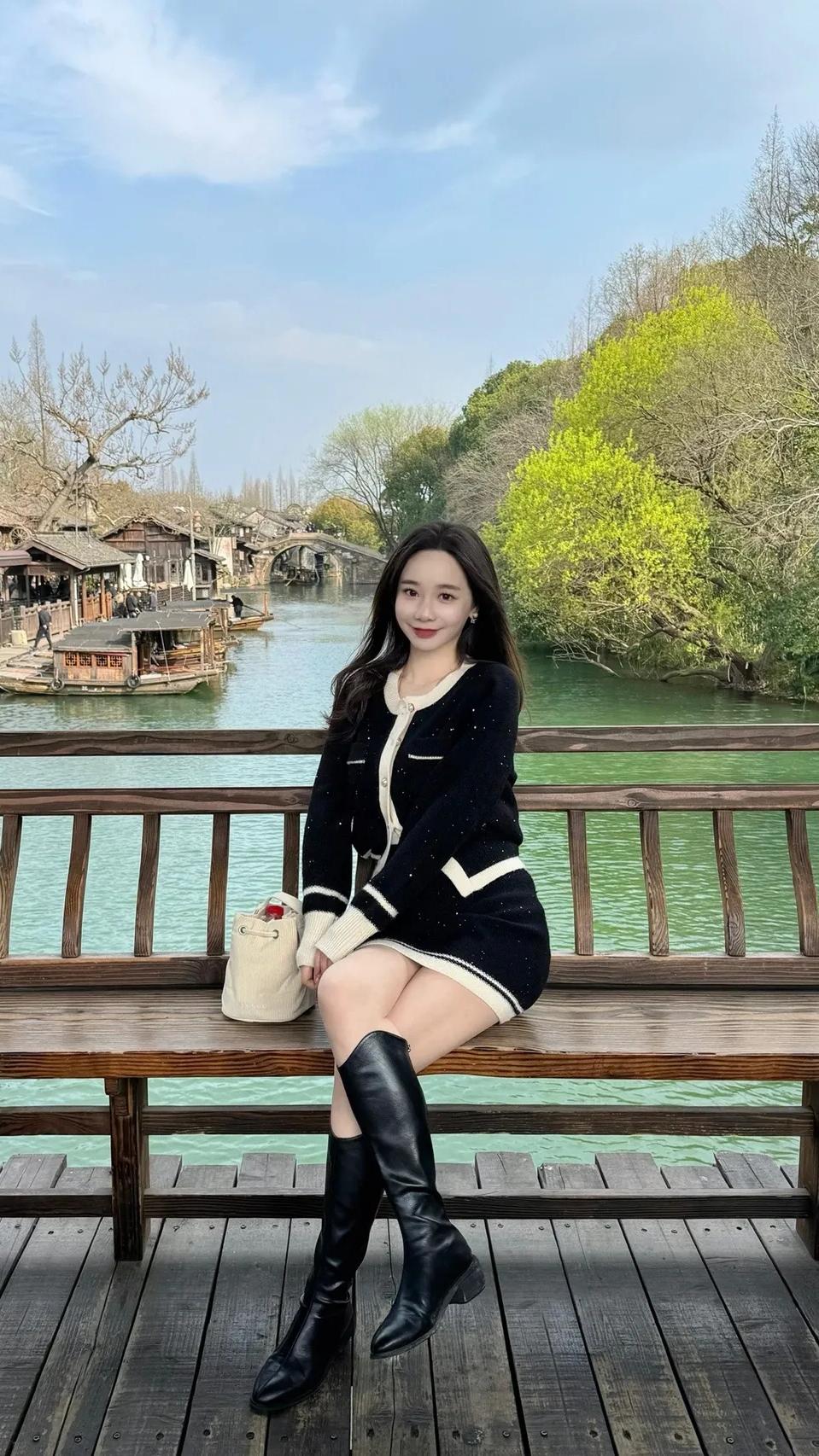 水乡春色里，佳人倚栏时。