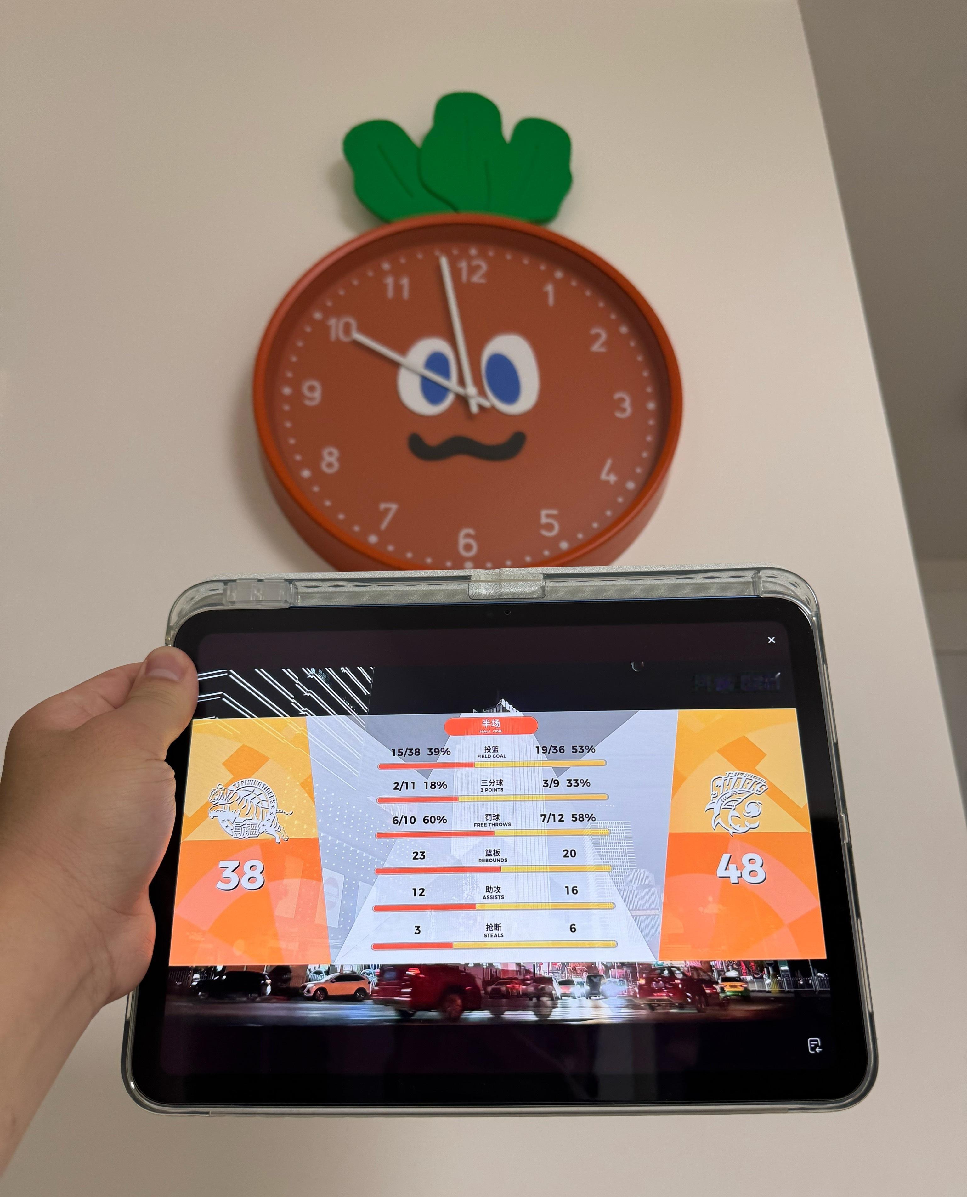 也算是见证历史了晚上十点了，CBA比赛才刚刚半场比赛结束上海久事大鲨鱼