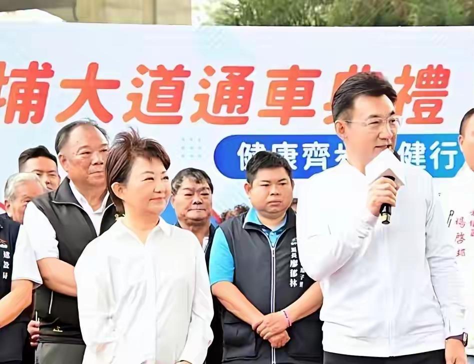 台中甲埔大道正式通车，卢秀燕拉着江启臣同台见证这件事，藏着不少深意。
 
4月9