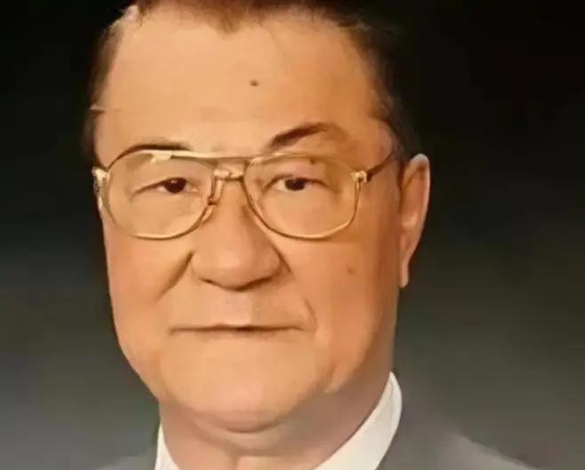 1992年，阎锡山的小儿子回到山西忻州，在老宅门口老泪纵横。然而就在他抬脚准备回