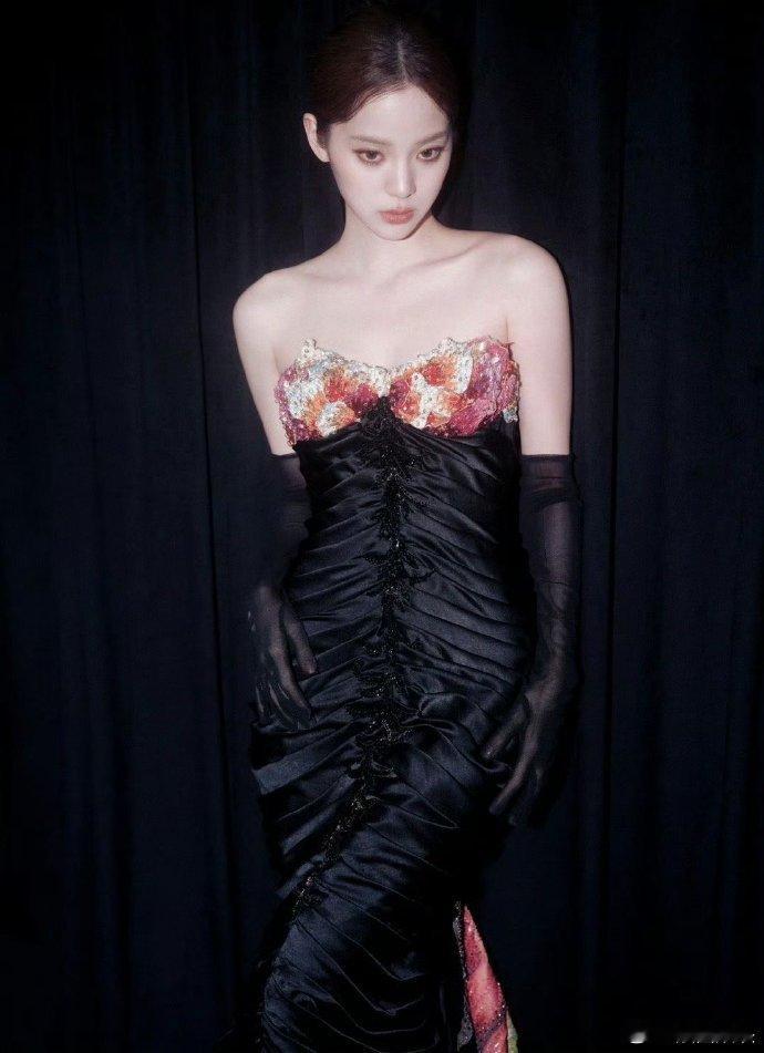 欧阳娜娜最后一套也是高定欧阳娜娜高定黑裙惊艳收尾！立体花卉缀满星辰，渐变拖尾似油