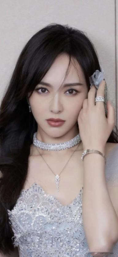 2010年，身价5000万的唐嫣和高云翔同居三年，高云翔再次求婚：“糖糖，这是我