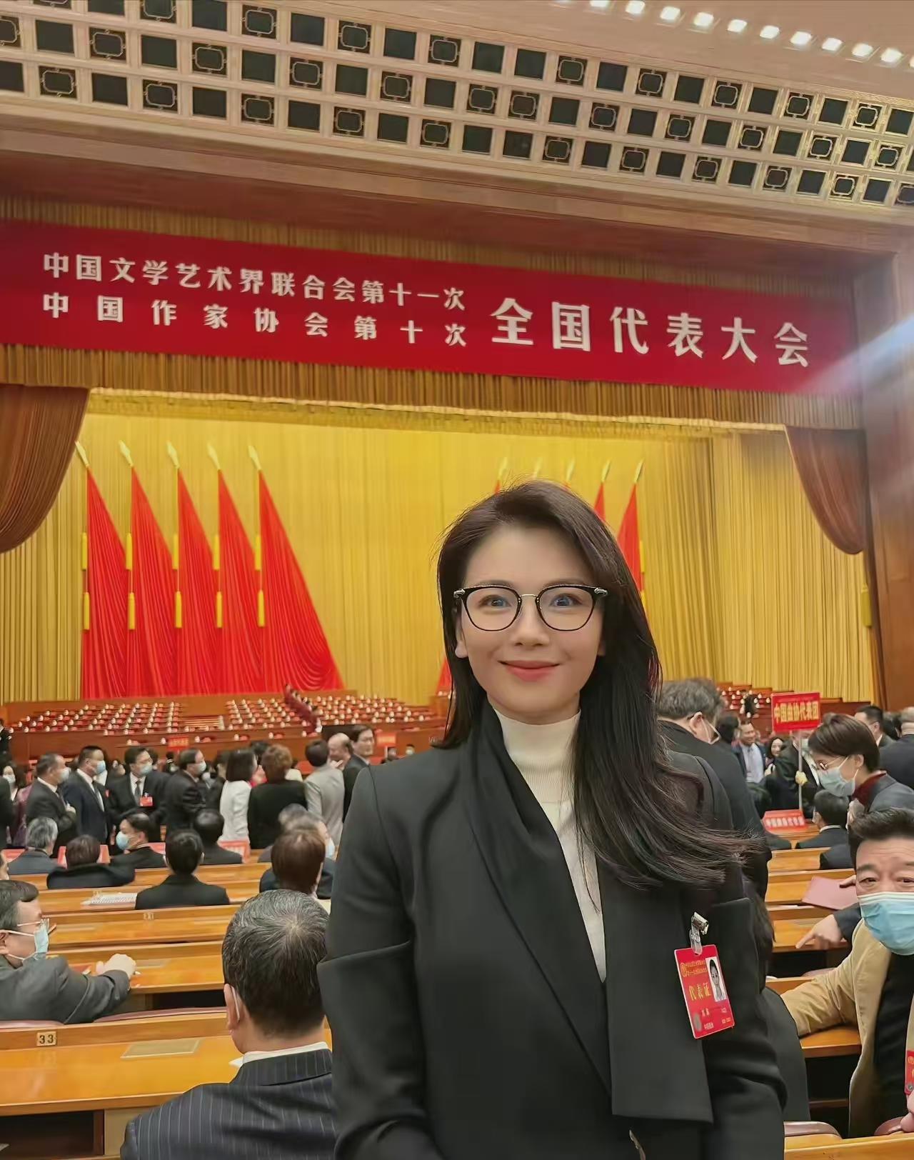 著名美女演员刘涛出席中国文学艺术联合会第十一次全国代表大会，在大会现场留影纪念。