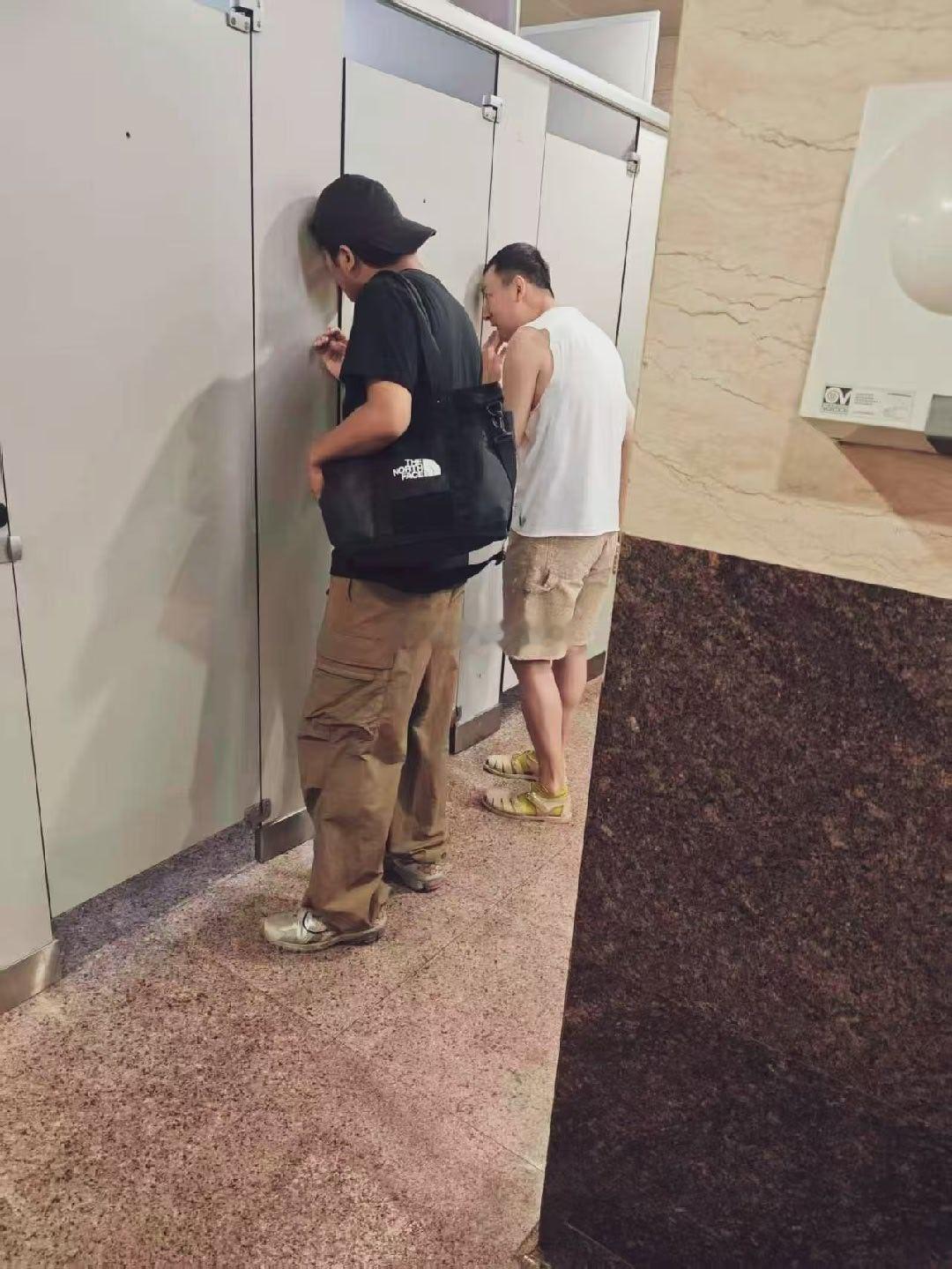 男子从女厕门缝开闪光灯偷拍 还有更烦的就是这种！[顶] ​​​