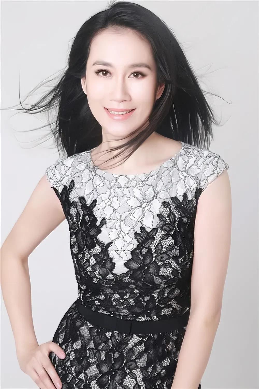 2010年，温峥嵘进入《洪湖赤卫队》剧组拍戏，可在要化妆的时候，她却极力拒绝：“