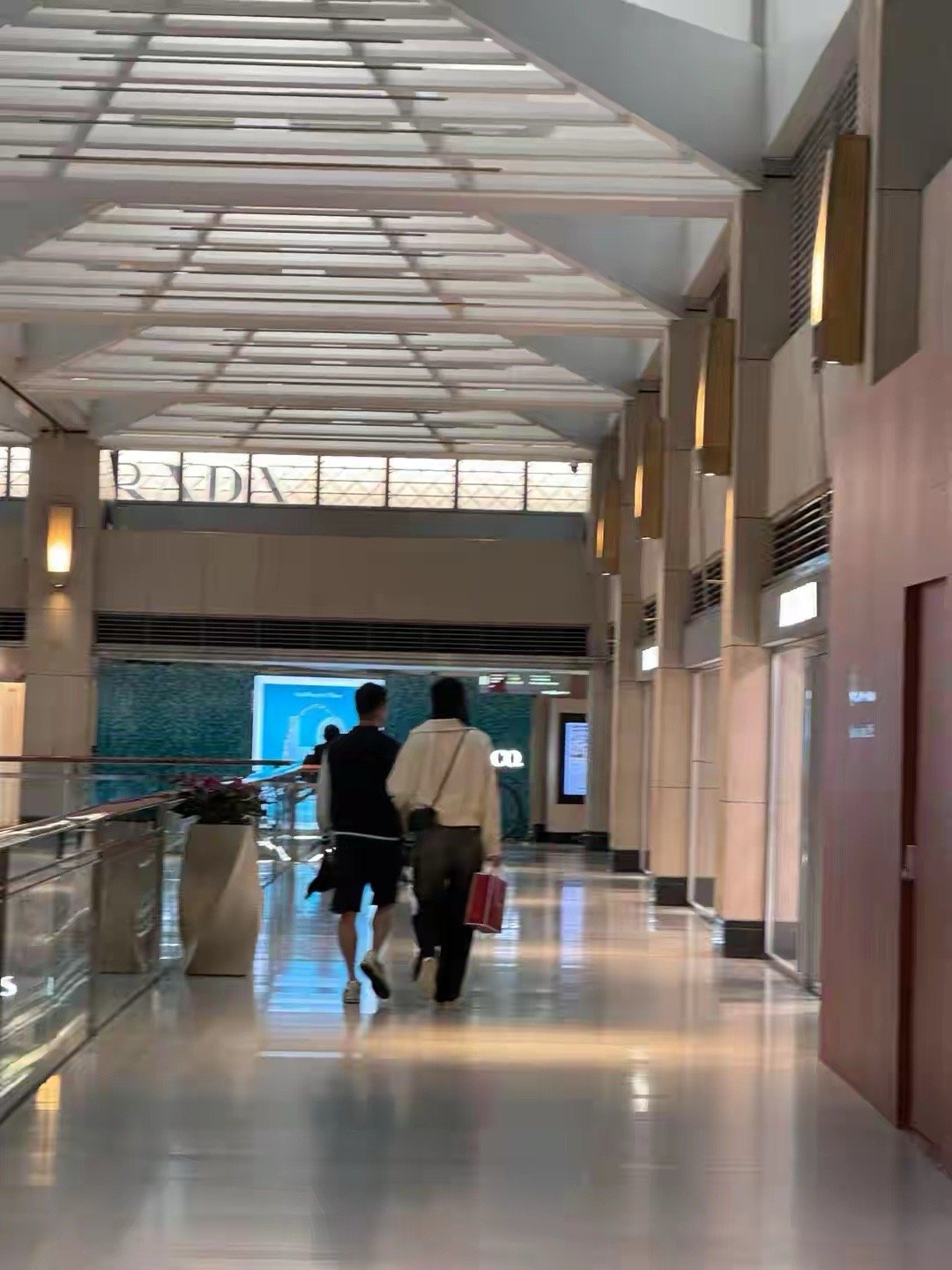 偶遇奚梦瑶和老公逛街，被赞本人超美像大学生，夫妇二人尽显恩爱 