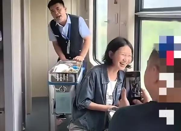 6月14日，Z304上海到乌鲁木齐的列车上，一名售卖员推着小车卖水果，看到一名男