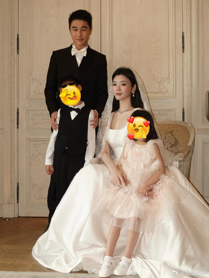 奚梦瑶何猷君儿子女儿腿长奚梦瑶儿子女儿腿长  何猷君奚梦瑶一家四口合照，俩娃长腿