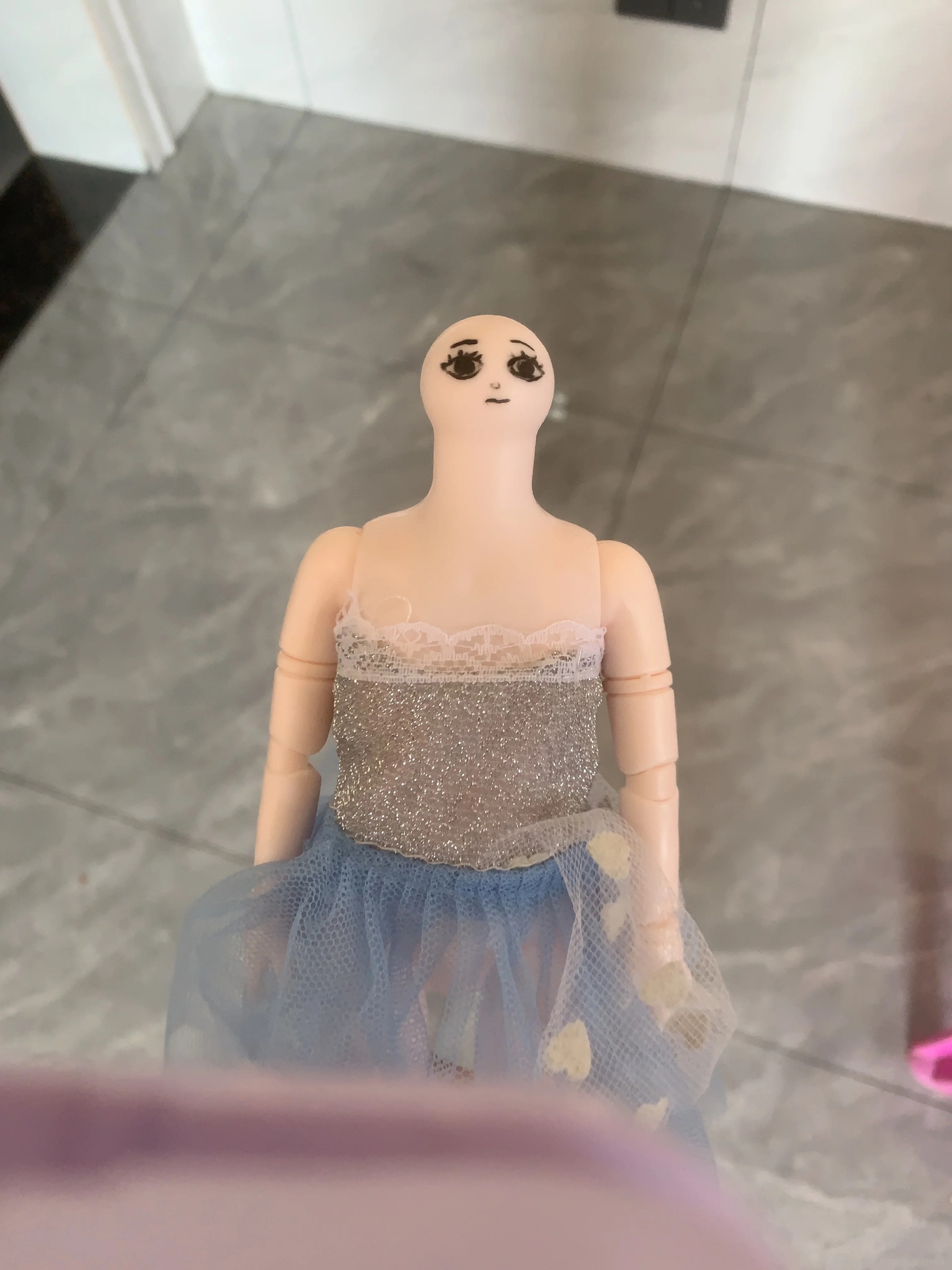 不小心把女儿的娃娃头拧掉了，这样看不出吧 