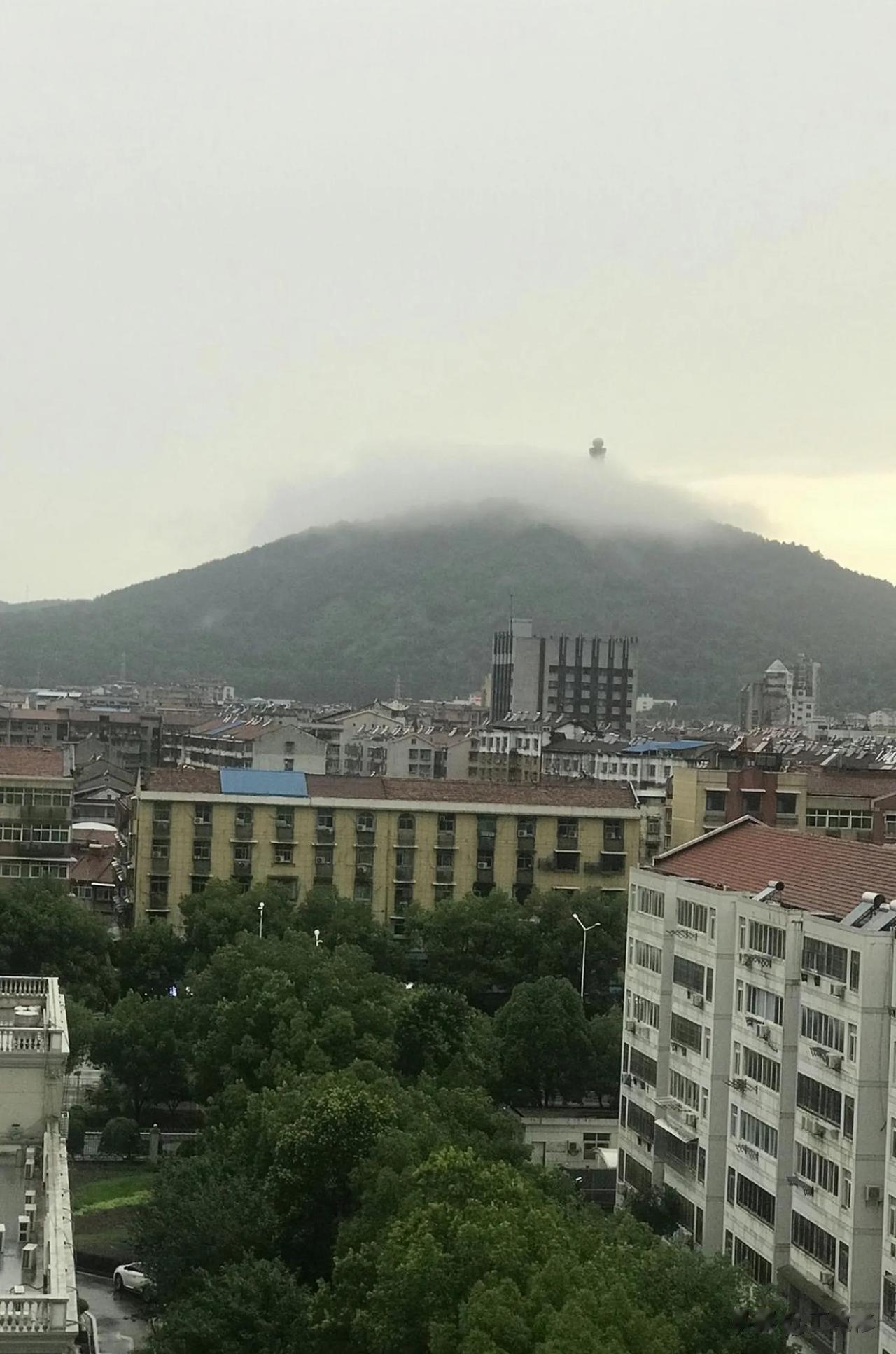 什么叫房地产软着陆？地产经济学家的专业术语听罢一头雾水，咱就通俗点说，很轻松就明
