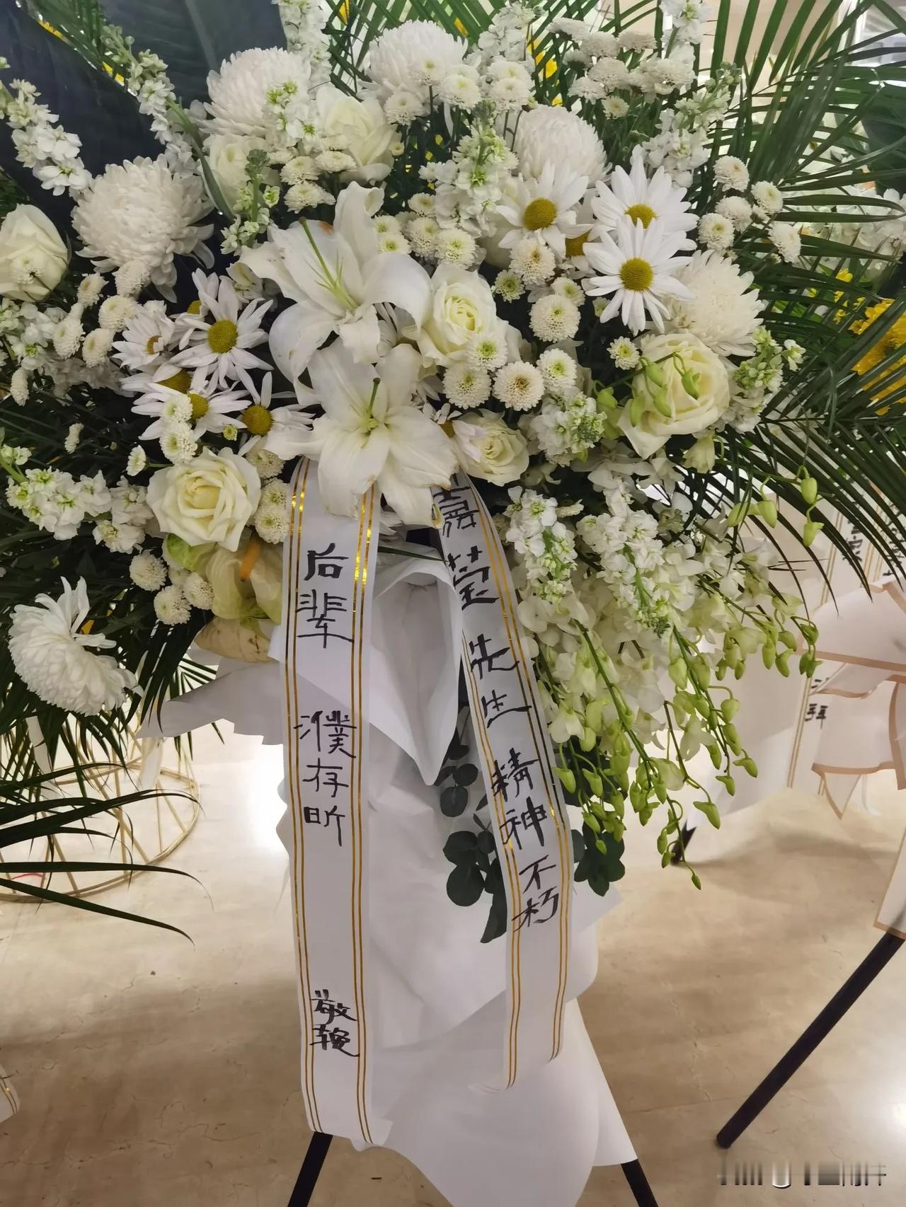 濮存昕敬挽，嘉莹先生精神不朽[祈祷][祈祷][祈祷]鲜花送别，叶嘉莹先生千古[蜡