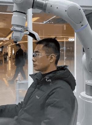 AI机器人理发，这样的服务也用机器人了，失业的人越来越多，就业问题怎么办？图片来