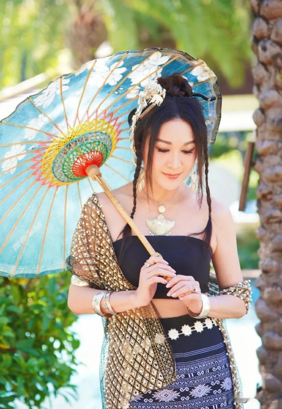 温碧霞傣族民族风造型，这个年纪身材真是无敌了，就是发型强凹少女不好看，尤其是那两