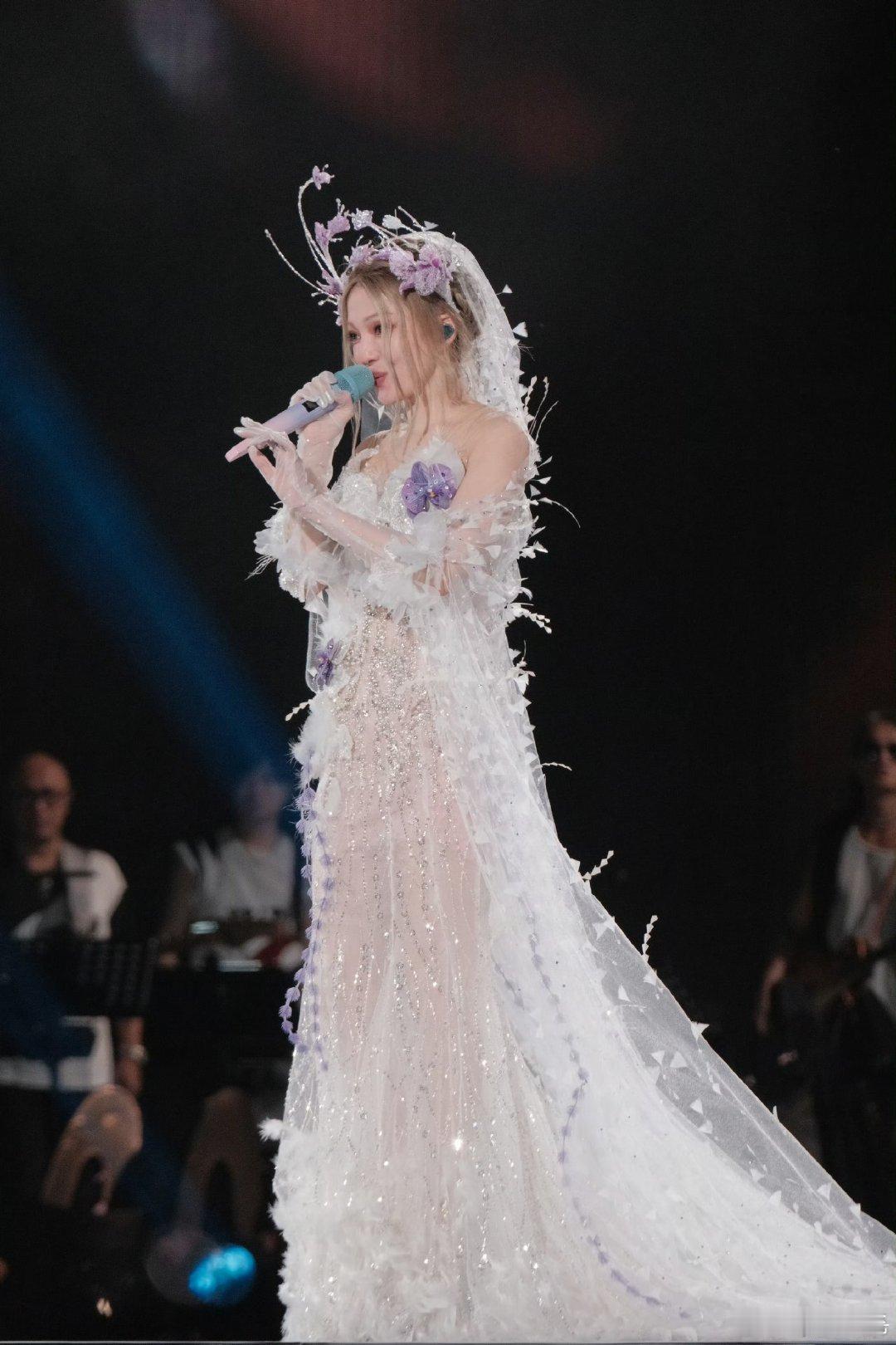 张韶涵姐姐的美貌歌迷的荣耀 姐姐的造型精致到每一根发丝，紫色礼服衬托出她的温柔气