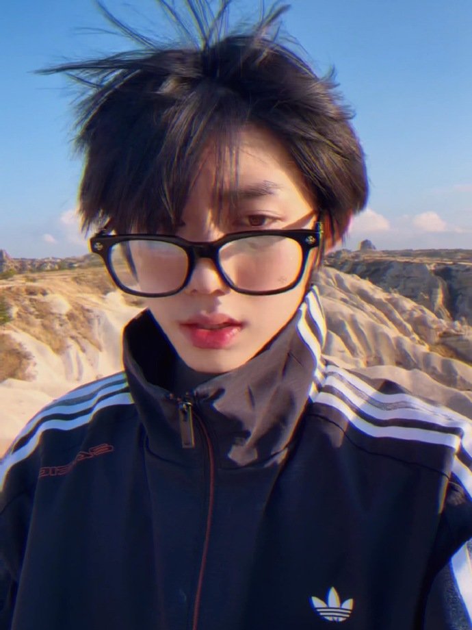 朱志鑫和陈奕恒同款眼镜，不一样的帅气 朱志鑫和陈奕恒同款眼镜朱志鑫陈奕恒同款眼镜