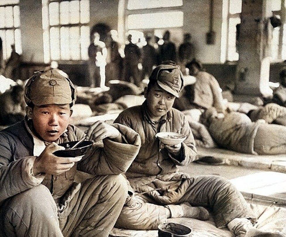 1948年淮海战役中，一群国民党俘虏抱头蹲在地上，这些人一个个垂头丧气面如死灰，