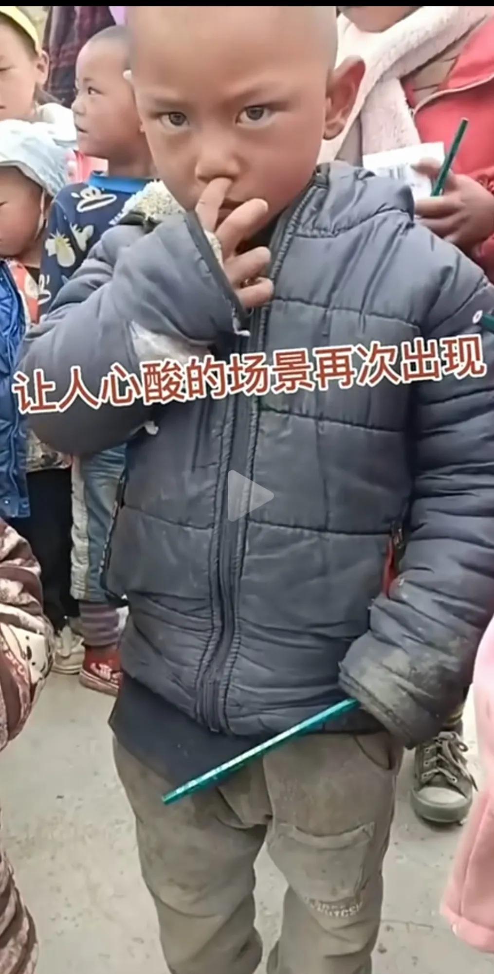 这么冷的天，穿着破旧的棉袄，衣服又脏又烂，还穿着凉鞋。鞋子还短，大脚拇指都露出来