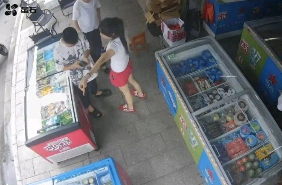 湖南沅江这事儿太离谱了！20岁的曹先生经营炒货铺，6月9日晚看到奶茶店老板王某聚