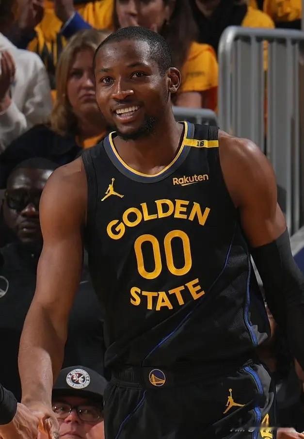 美媒NBACentral更新社交媒体，转载Jake Fischer有关乔纳森-库