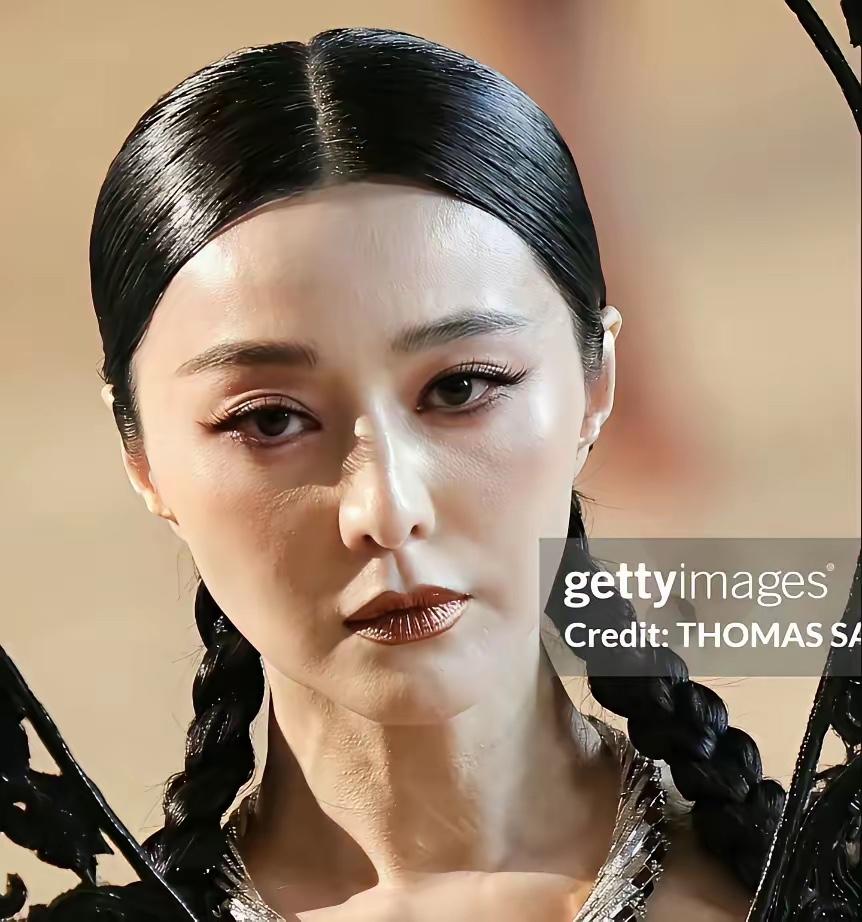当年靠一张脸把内娱红毯杀穿的神级美人，现在连滤镜都兜不住脸上的纹路了！
想当年她
