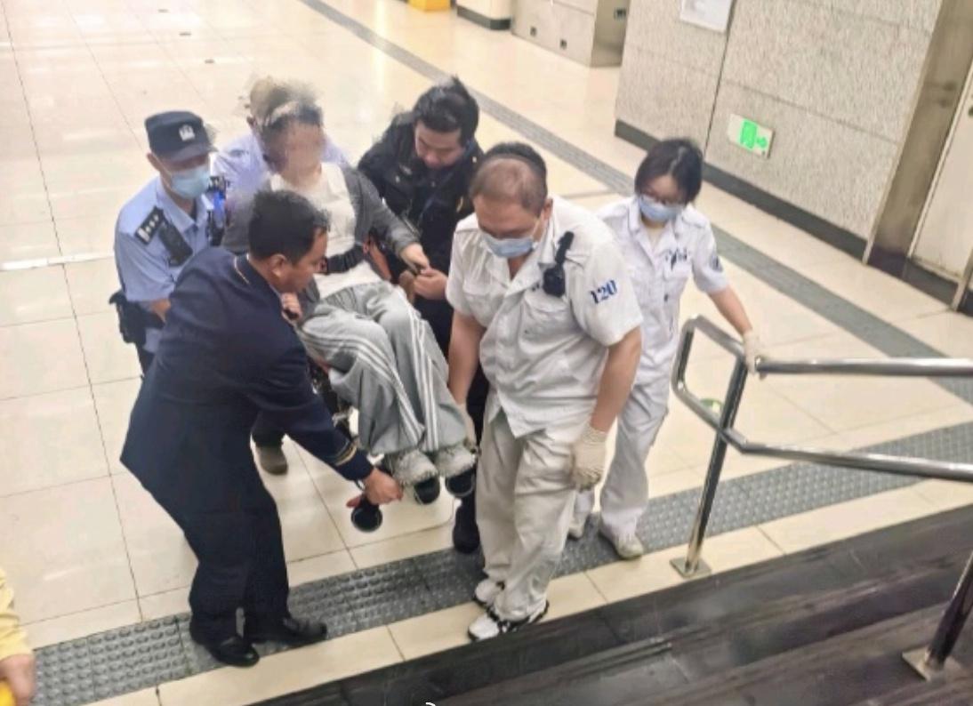 【危急时刻 守护常在[赞]】近日，一女乘客在站内突发身体不适，@北京公交警方 安