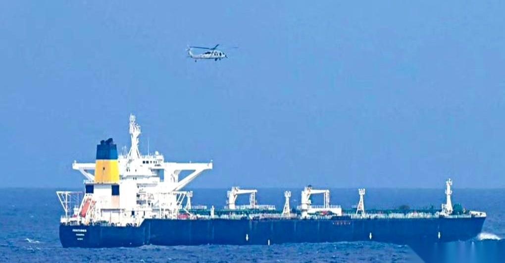 180万桶油，咱们香港公司的船，就这么光天化日之下，在公海上被抢了。
最绝的是什