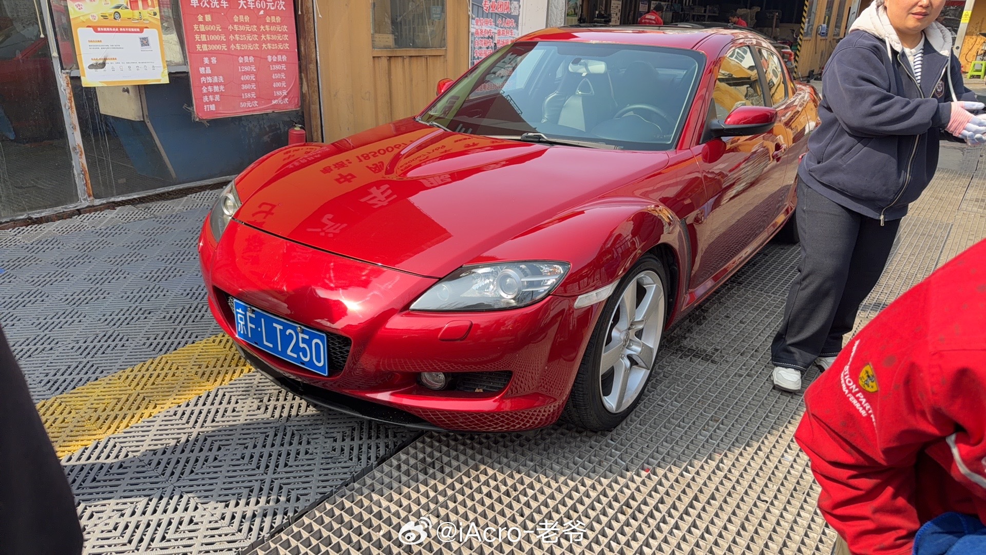 听说油价又要涨，开着rx8表示有一些压力。拍摄完之后正好路过加油站，看也没有排队