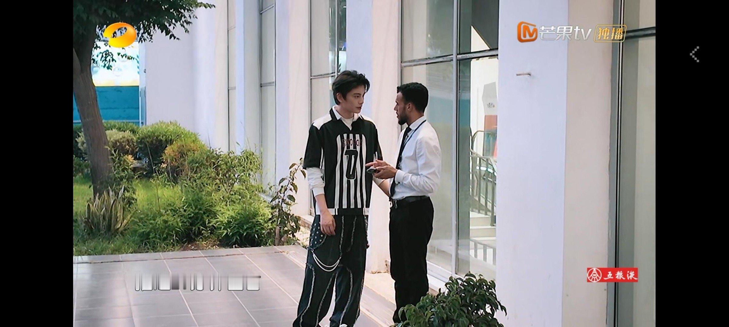 中餐厅[超话] 小丁英语太6了，好生佩服！而且一直怕大家太累照顾其他人的情绪，姜