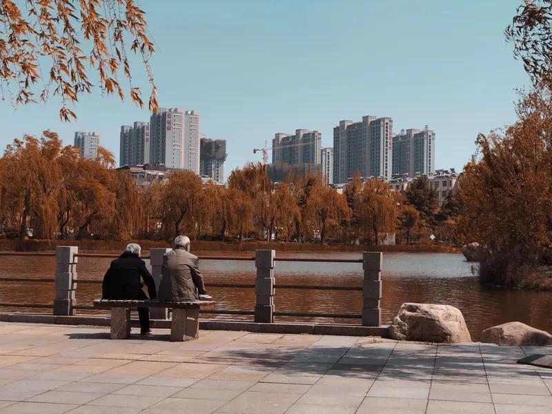 退休后，我果断退出了单位群。刚退休那会，我也像很多人一样，心里空落落的，舍不得单