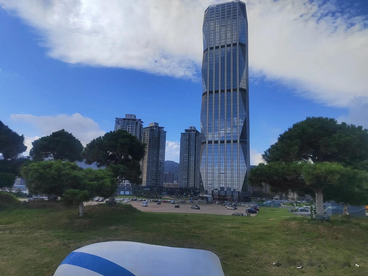 连云港摩天大楼外形遭借鉴模仿

连云港近20年前设计的摩天大楼，在当时设计理念比