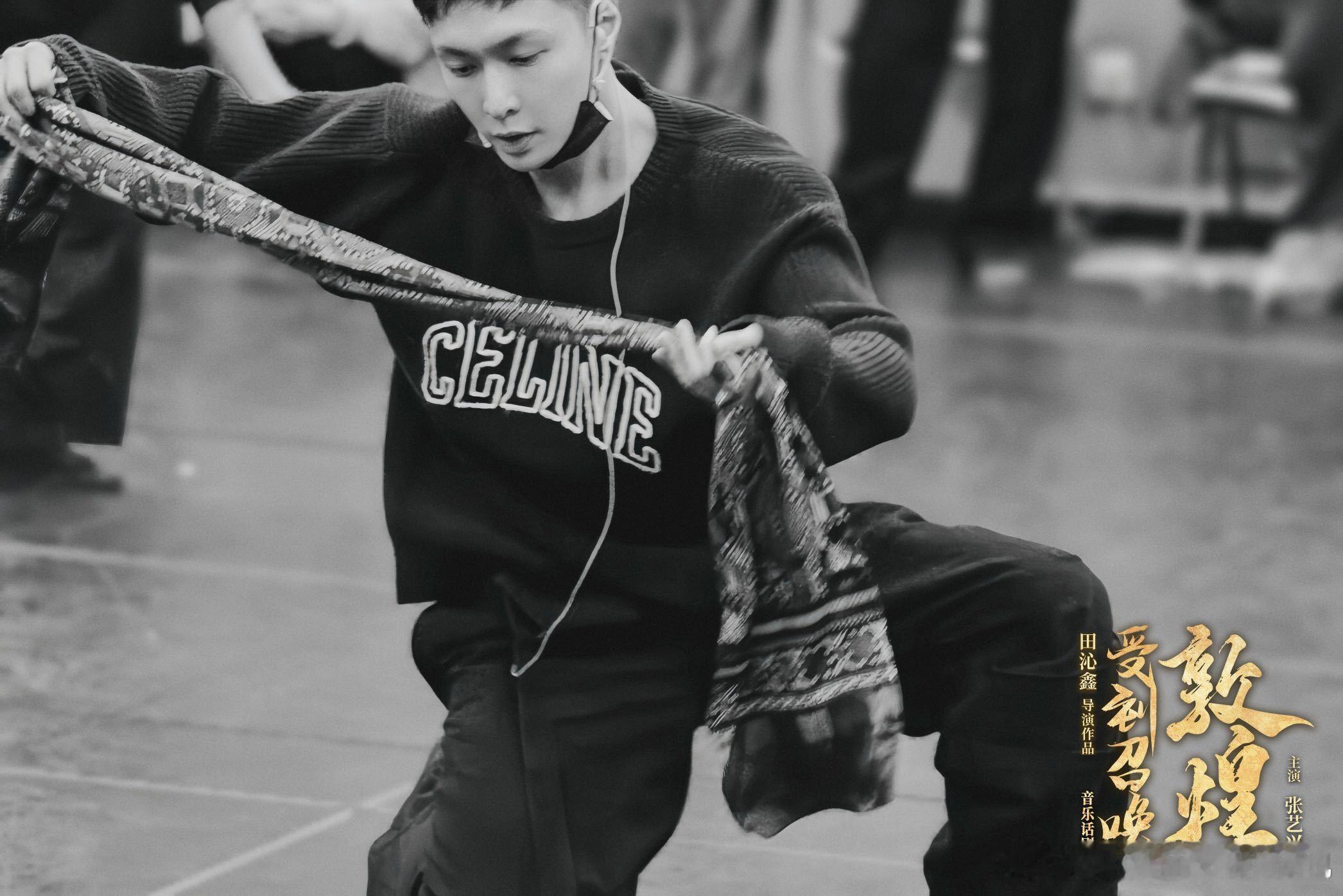 张艺兴光影记录 《受到召唤·敦煌》，12.13 - 12.15在梅赛德斯 - 奔