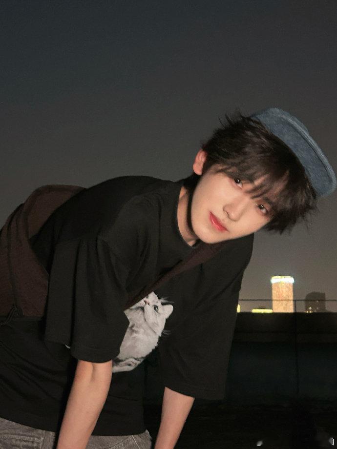 时代峰峻有一面诡异的墙大难不死，必有后福！我们左奇函以后一定星途坦荡，万事顺遂 