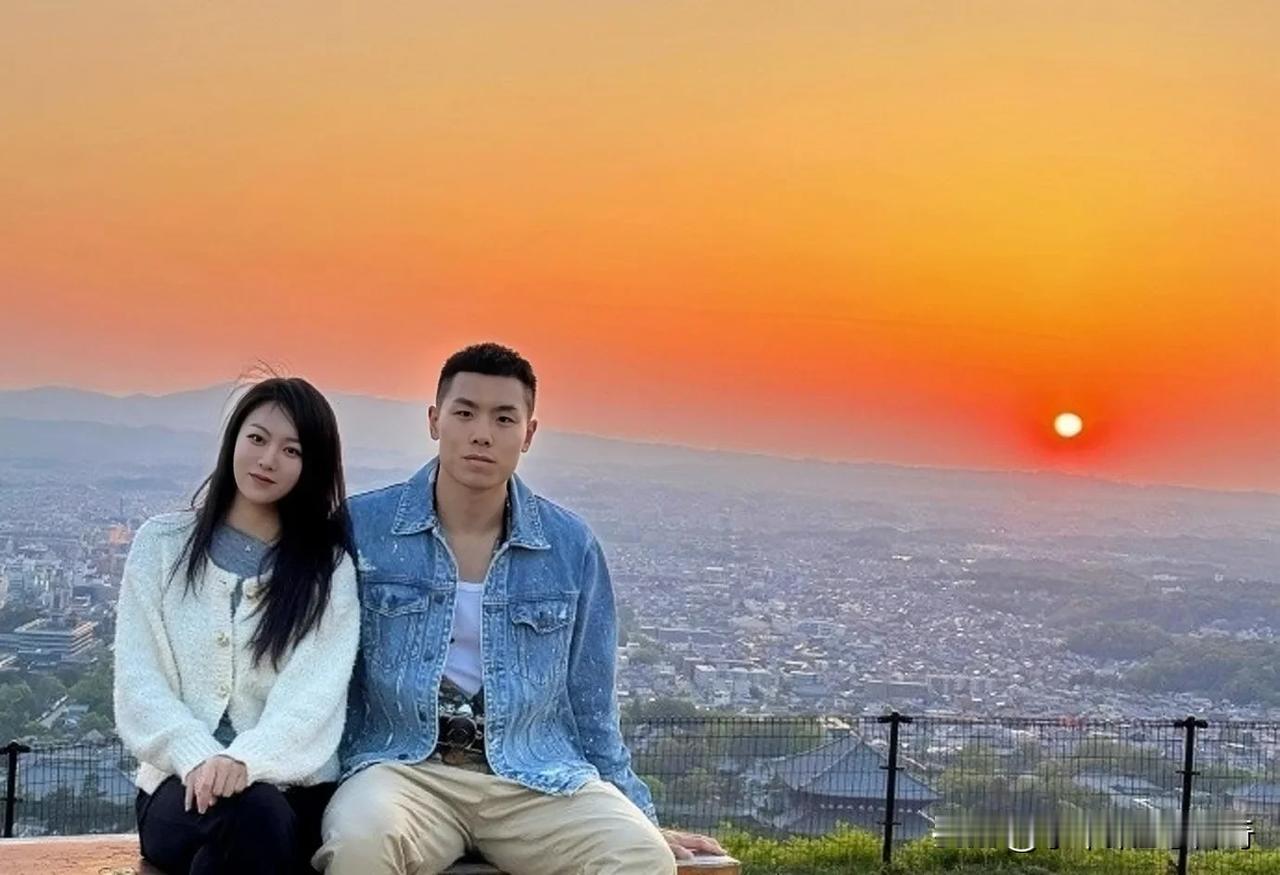 山东男篮球员刘毅晒出了和妻子游玩日本的照片，他配文写到：“继续探索世界 ​​​ 