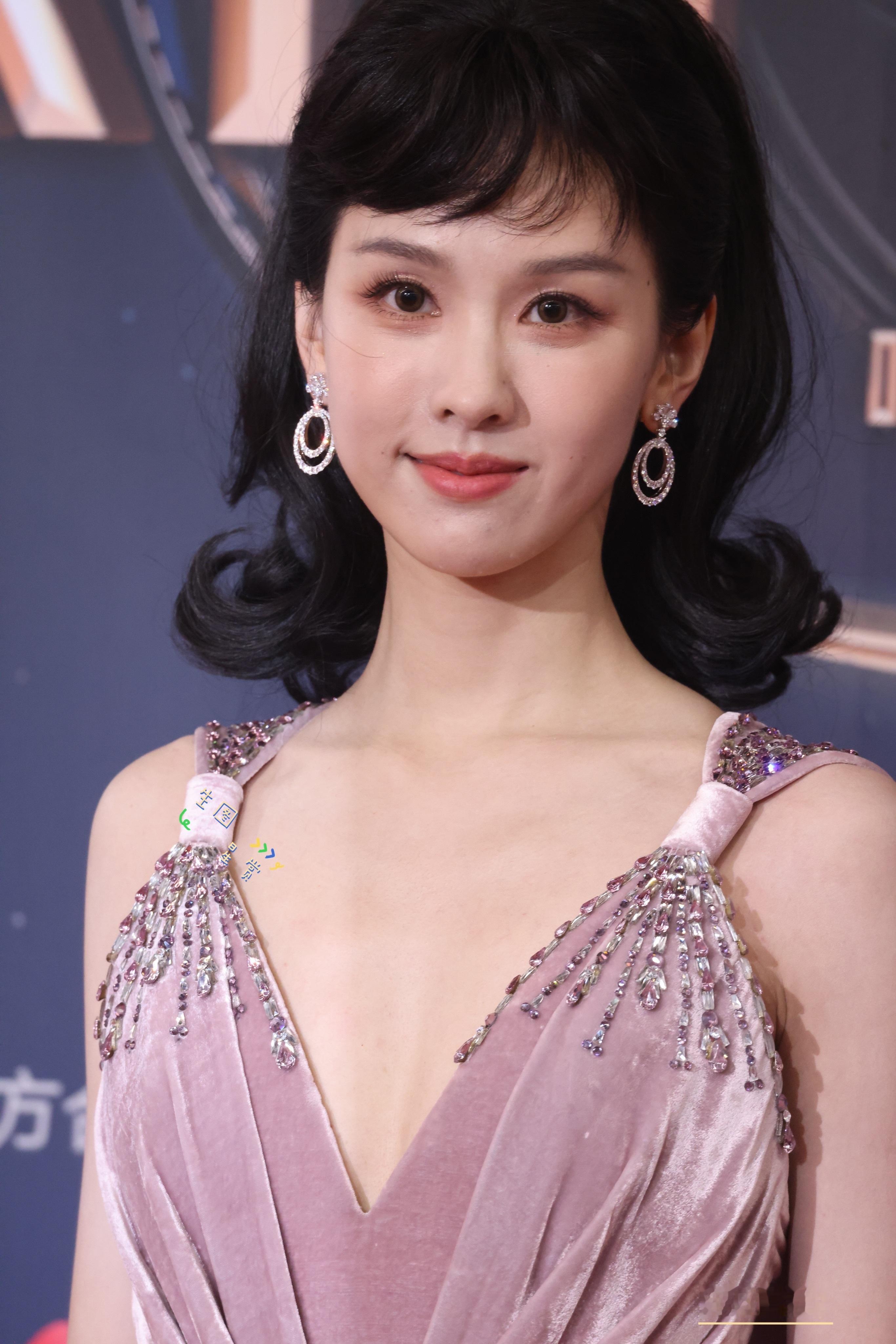 陈都灵微博电影之夜红毯返图，复古美嘟，嘟嘟嘟嘟迷人眼💓[开学季] 陈都灵[超话
