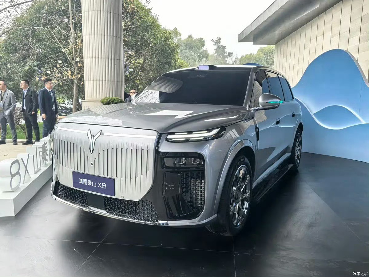 岚图泰山X8，眨眼望去，非常雄浑有力，是因为岚图汽车港股成功上市腰包里鼓囊囊硬气