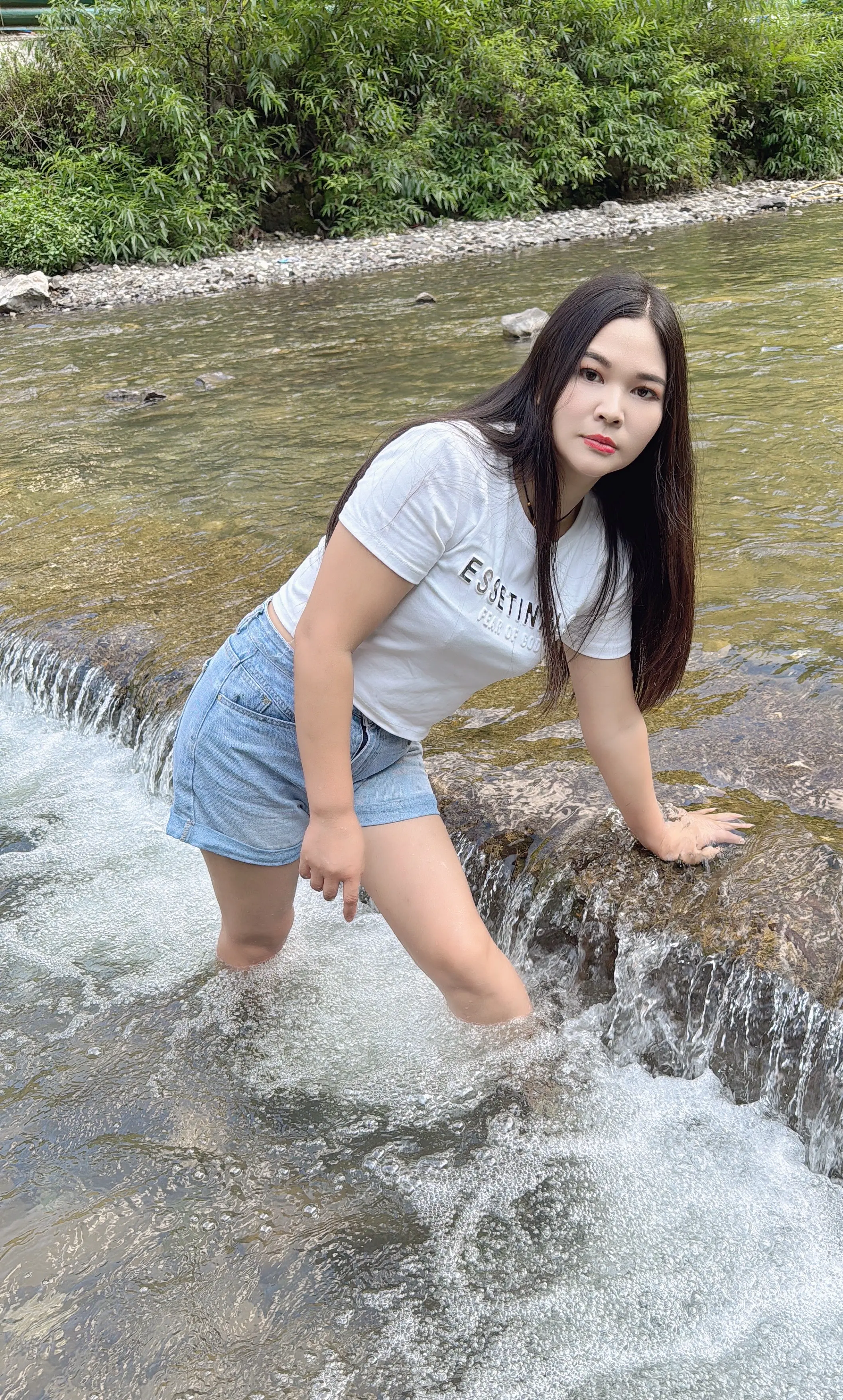 夏天当然要去到溪水边玩耍