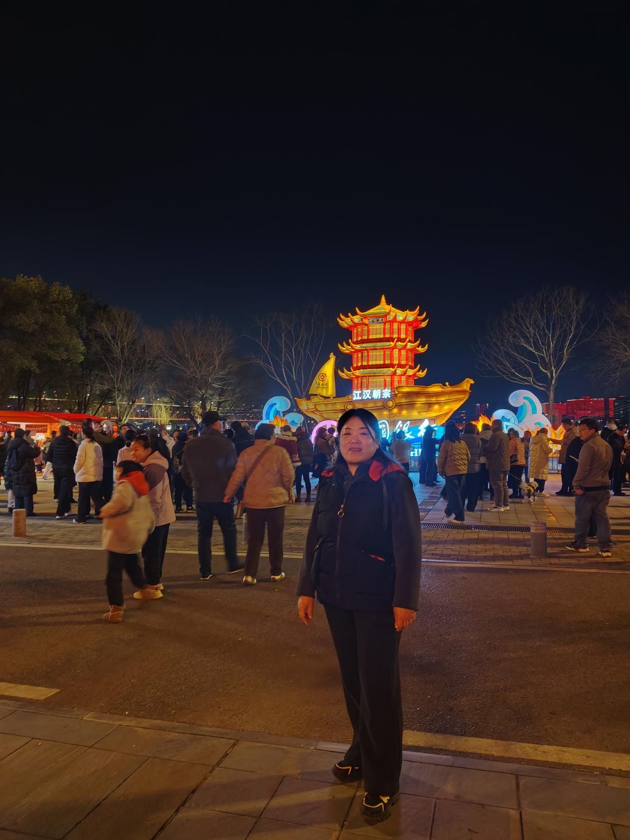 夜晚灯会人潮涌动，热闹非凡。