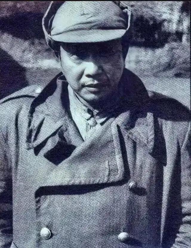 傅作义虽然是华北“剿总”总司令，但是在北平城内还有大量的中央军，特别是李文，作为