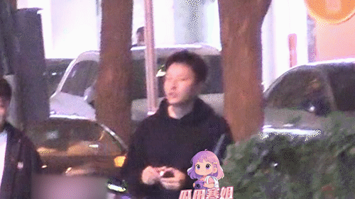 贾乃亮走路狂涂唇膏好精致贾乃亮真是越来越精致了呀。贾乃亮发文回应“儿子传闻”后，